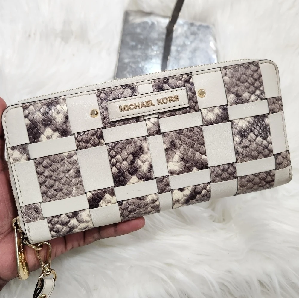 🖤▪️Michael Kors ▪️snakeskin Travel Zip Around embossed Large Wallet/ Wristlet